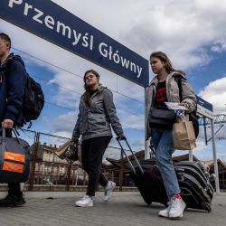Refugiados ucranianos caminan por el andén a su llegada en tren desde Odessa a la estación de tren de Przemysl, en el sureste de Polonia. | Foto:WOJTEK RADWANSKI / AFP