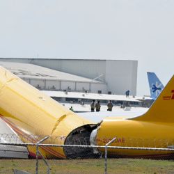 Un avión de carga de DHL es visto después de aterrizar de emergencia en el aeropuerto internacional Juan Santa María debido a un problema mecánico, en Alajuela, Costa Rica. - Los dos miembros de la tripulación a bordo del avión salieron ilesos. | Foto:Ezequiel Becerra / AFP