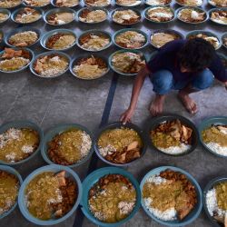 Voluntarios preparan los platos de comida del Iftar para los devotos musulmanes antes de romper su ayuno en el mes sagrado del Ramadán en Karachi, Pakistán | Foto:ASIF HASSAN / AFP
