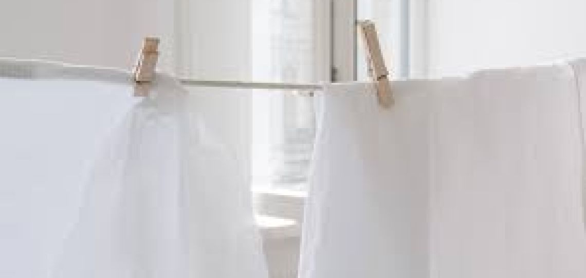 Cómo eliminar el olor a humedad de la ropa