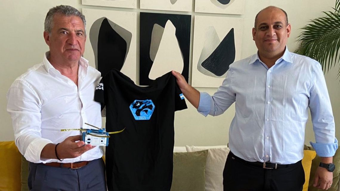 The Argentine ambassador to Israel, Sergio Urribarri, received today in Tel Aviv Alejandro Cordero, the developer of the first Argentine mini-satellite put into orbit by Elon Musk's aerospace company. Photo: Embassy of Argentina in Israel