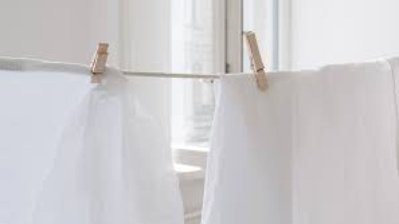 Prevalecer Decepcionado caminar Marie Claire | Cómo eliminar el olor a humedad de la ropa