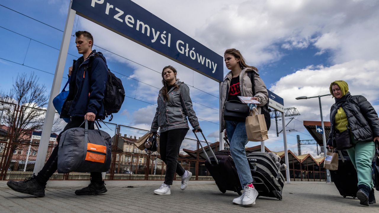 Refugiados ucranianos caminan por el andén a su llegada en tren desde Odessa a la estación de tren de Przemysl, en el sureste de Polonia. | Foto:WOJTEK RADWANSKI / AFP