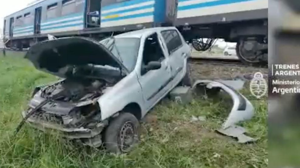 Accidente de Tren y auto en Merlo Pcia. de Buenos Aires 20220408