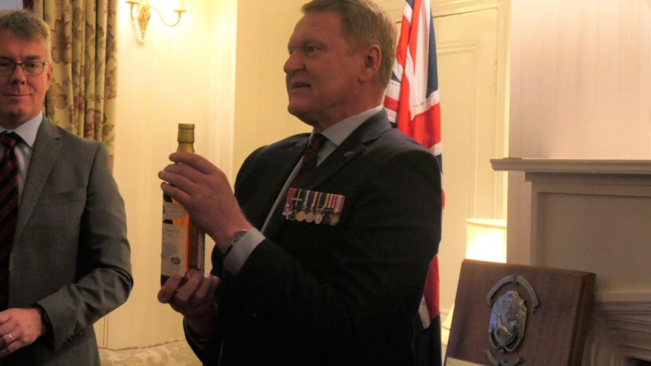Botella de Whisky de edición limitada firmada por el General Julian Thompson