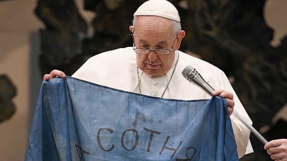 El papa Francisco con una bandera que venía de la devastado ciudad de Bucha, en Ucrania.