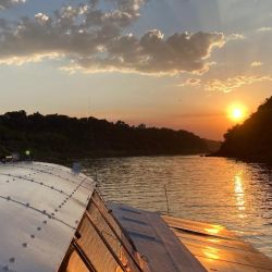 Ver el atardecer desde un catamarán en el río Iguazú es otra experiencia inolvidable.