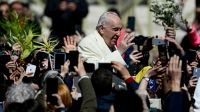 El papa Francisco saluda a los fieles frente a la Basílica de San Pedro, en el domingo de ramos que pone en marcha una nueva celebración de la Semana Santa.