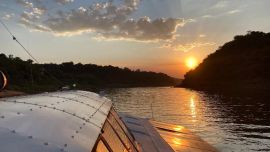 Ver el atardecer desde un catamarán en el río Iguazú es otra experiencia inolvidable.