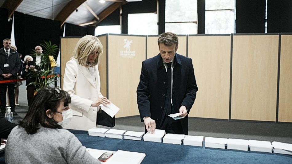 Macron junto a su esposa, en el centro de votación de Le Touquet, en el norte de Francia.