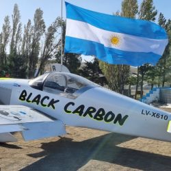 Dos aviadores argentinos construyeron su propio avión para hacer una travesía aérea de 40.000 km unir Ushuaia con Alaska en un viaje experimental.