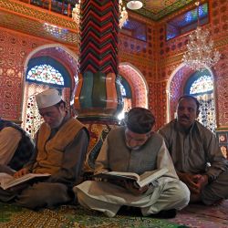 Devotos musulmanes leen el Corán dentro del santuario Sheikh Abdul Qadir Jilani durante el mes sagrado de ayuno del Ramadán en Srinagar, India. | Foto:TAUSEEF MUSTAFA / AFP