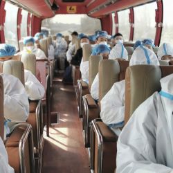 Imagen de integrantes del equipo de apoyo de la ciudad de Meihekou a bordo de un autobús escolar en su camino a la ciudad de Changchun, en la provincia de Jilin, en el noreste de China. Unos 5.000 trabajadores de apoyo de la ciudad de Meihekou que están ayudando a Changchun, una de las ciudades más afectadas en China en medio del último resurgimiento del virus, viajan diariamente entre las dos ciudades con el fin de disminuir la carga de embarque y alojamiento en Changchun. | Foto:Xinhua/Str