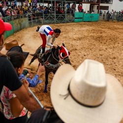 Personas participan en el rodeo del Rancho Boyero durante la Feria Agrícola Internacional Fiagrop 2022 en La Habana, Cuba | Foto:YAMIL LAGE / AFP