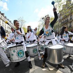 Una banda de tambores de batucada actúa durante una marcha "Mira hacia arriba", para pedir a los candidatos presidenciales que tengan en cuenta la emergencia climática, que según los manifestantes está muy ausente en la campaña, en París. | Foto:EMMANUEL DUNAND / AFP
