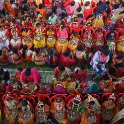 Unas jóvenes participan en el ritual "Kumari Puja" como parte del festival anual hindú de Ram Navami en el ashram de Adyapeath, en las afueras de Calcuta, India. | Foto:DIBYANGSHU SARKAR / AFP
