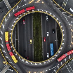 Vista aérea de una autopista en Bogotá, Colombia. | Foto:JUAN BARRETO / AFP