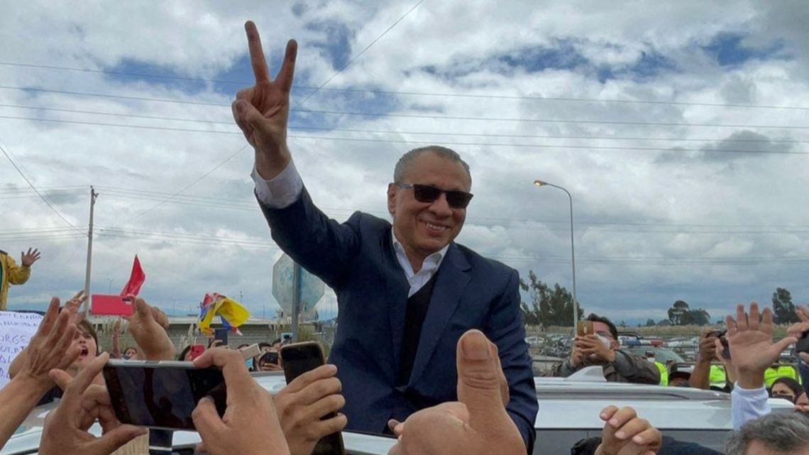 Ecuadoran former vice president (2013-2017) Jorge Glas — who was serving a sentence for receiving millions in bribes from Brazil's Odebrecht — waves after being released from prison, in Latacunga, Ecuador on April 10, 2022. 