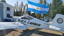 Dos aviadores argentinos construyeron su propio avión para hacer una travesía aérea de 40.000 km unir Ushuaia con Alaska en un viaje experimental.