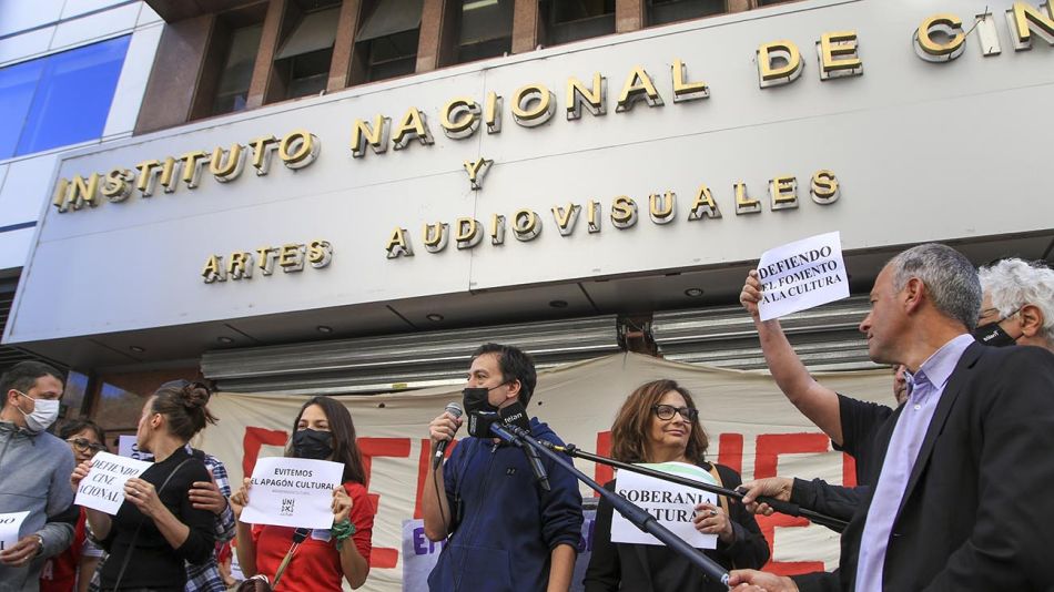 Manifestación frente al (INCAA) 20220411