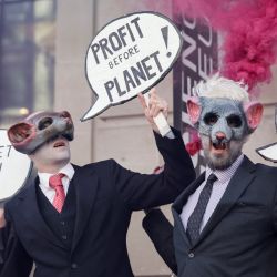 Activistas climáticos del grupo Extinction Rebellion, disfrazados de ratas, se manifiestan frente al museo de la ciencia de Londres como parte de una serie de acciones destinadas a detener la economía de los combustibles fósiles. | Foto:Tolga Akmen / AFP