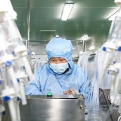 Esta foto muestra a un trabajador produciendo un equipo de infusión médica en una fábrica en Huaian, en la provincia oriental china de Anhui. | Foto:AFP