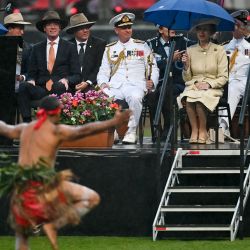 La princesa Ana de Gran Bretaña observa una actuación en la ceremonia de apertura del Royal Easter Show en Sídney, Australia. | Foto:Steven Saphore / AFP