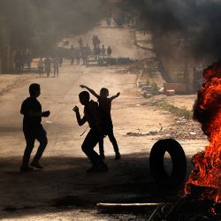 Niños palestinos queman neumáticos tras una primera incursión militar israelí en Yenín, en la Cisjordania ocupada. - Las tropas israelíes lanzaron un cuarto día de operaciones en torno a Yenín después de que un asaltante del distrito disparara y matara a tres personas e hiriera a 12 en un bar de Tel Aviv la semana pasada, en un ataque que conmocionó al país. | Foto:JAAFAR ASHTIYEH / AFP