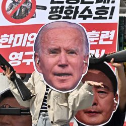 Un activista antibélico con una máscara que representa al presidente estadounidense Joe Biden actúa durante una protesta contra los simulacros militares conjuntos entre Corea del Sur y Estados Unidos cerca de la embajada estadounidense en Seúl. | Foto:Jung Yeon-je / AFP