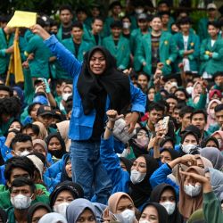 Un estudiante universitario grita eslóganes durante una protesta contra los altos precios de los suministros, el aplazamiento de las elecciones presidenciales y la ampliación del mandato del presidente frente al Consejo de Representantes del Pueblo (DPR) en Banda Aceh, Indonesia. | Foto:CHAIDEER MAHYUDDIN / AFP