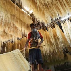 Un trabajador acomoda tallarines de vermicelli de arroz en una fábrica durante el mes de ayuno sagrado musulmán del Ramadán, en las afueras de Agartala, capital del estado de Tripura, en el noreste de India. | Foto:Xinhua/Str