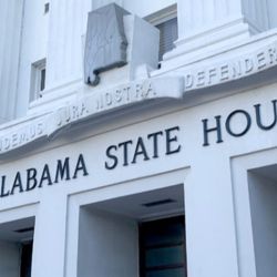 La polémica prohibición en Alabama de cambio de sexo y usos de baños