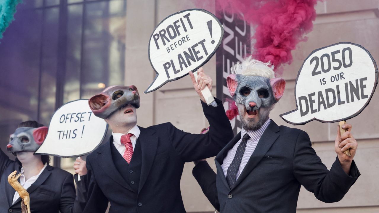 Activistas climáticos del grupo Extinction Rebellion, disfrazados de ratas, se manifiestan frente al museo de la ciencia de Londres como parte de una serie de acciones destinadas a detener la economía de los combustibles fósiles. | Foto:Tolga Akmen / AFP