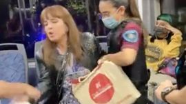 Subió al colectivo sin barbijo, la bajó la Policía y los pasajeros se quejaron: "Viajamos con una Viviana Canosa"