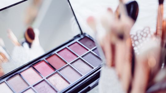 Protegidas del sol y perfumadas: seis aliados de belleza para un verano perfecto