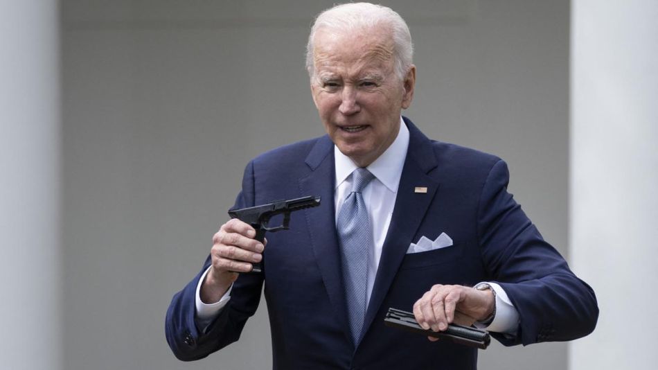 Joe Biden con armas fantasmas 20220412