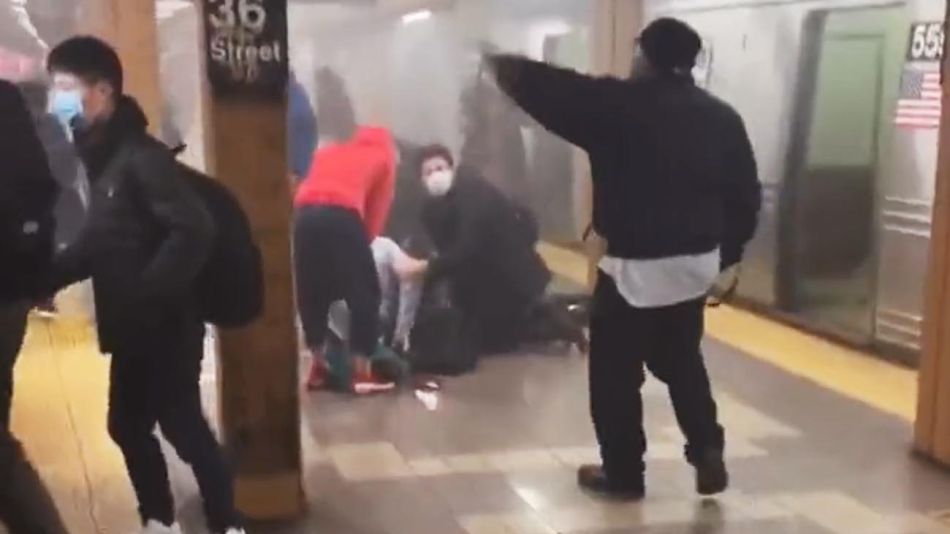 El hombre de la máscara de gas: quién es el buscado atacante del metro de Nueva  York | Perfil
