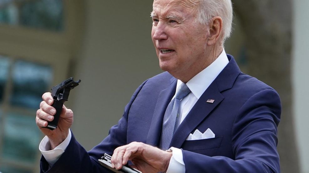 Joe Biden con armas fantasmas 20220412