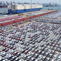 Esta foto aérea muestra los coches que se exportarán en el puerto de Yantai, en la provincia oriental china de Shandong. | Foto:AFP
