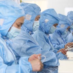Esta foto muestra a trabajadores produciendo un equipo de infusión médica en una fábrica en Huaian, en la provincia oriental china de Anhui. | Foto:AFP