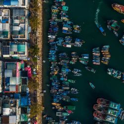 Esta imagen aérea muestra barcos de pesca amarrados en un puerto de la isla periférica de Cheung Chau en Hong Kong. | Foto:DALE DE LA REY / AFP