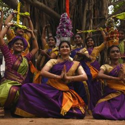 Estudiantes con trajes tradicionales durante las celebraciones del Año Nuevo Tamil y Vishu en Chennai. | Foto:ARUN SANKAR / AFP