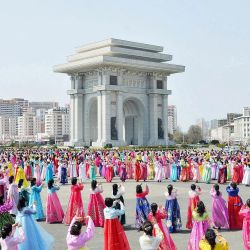 Esta foto tomada y difundida por la Agencia Central de Noticias de Corea del Norte (KCNA) muestra a personas participando en una fiesta de baile para conmemorar el décimo aniversario del liderazgo de Kim Jong Un, en la Plaza del Arco del Triunfo en Pyongyang. | Foto:KCNA VIA KNS / AFP