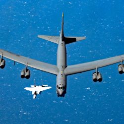 Una foto distribuida por el Servicio de Distribución de Información Visual de Defensa de EE.UU. muestra un caza F-15QA de la Fuerza Aérea Emiratí de Qatar escoltando a un B-52H Stratofortress de la Fuerza Aérea de EE.UU. mientras vuela sobre las aguas del Golfo. | Foto:JERREHT HARRIS / DVIDS / AFP