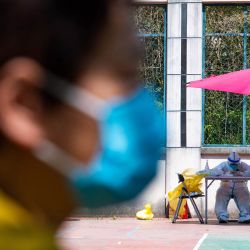 Un trabajador sanitario con equipo de protección personal prepara la prueba del coronavirus Covid-19 mientras un residente hace cola en un recinto durante el bloqueo del Covid-19 en el distrito de Pudong, en Shanghái. | Foto:LIU JIN / AFP