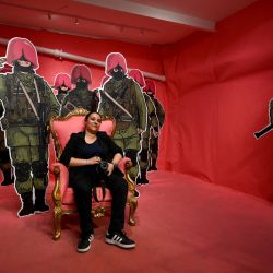 Un visitante se sienta entre una creación de arte callejero del artista francés Regis Leger alias Dugudus, expuesta durante la segunda edición de "Le Colors Festival" en París. | Foto:EMMANUEL DUNAND / AFP