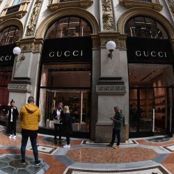 Una fotografía tomada con un objetivo ojo de pez muestra a la gente pasando por la tienda de lujo italiana Gucci en el centro comercial Galleria Vittorio Emanuele II, en el centro de Milán. | Foto:MIGUEL MEDINA / AFP