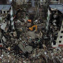 Una vista aérea muestra a excavadores trabajando entre los escombros de los edificios derrumbados en la ciudad de Borodianka, al noroeste de Kiev, Ucrania. | Foto:RONALDO SCHEMIDT / AFP