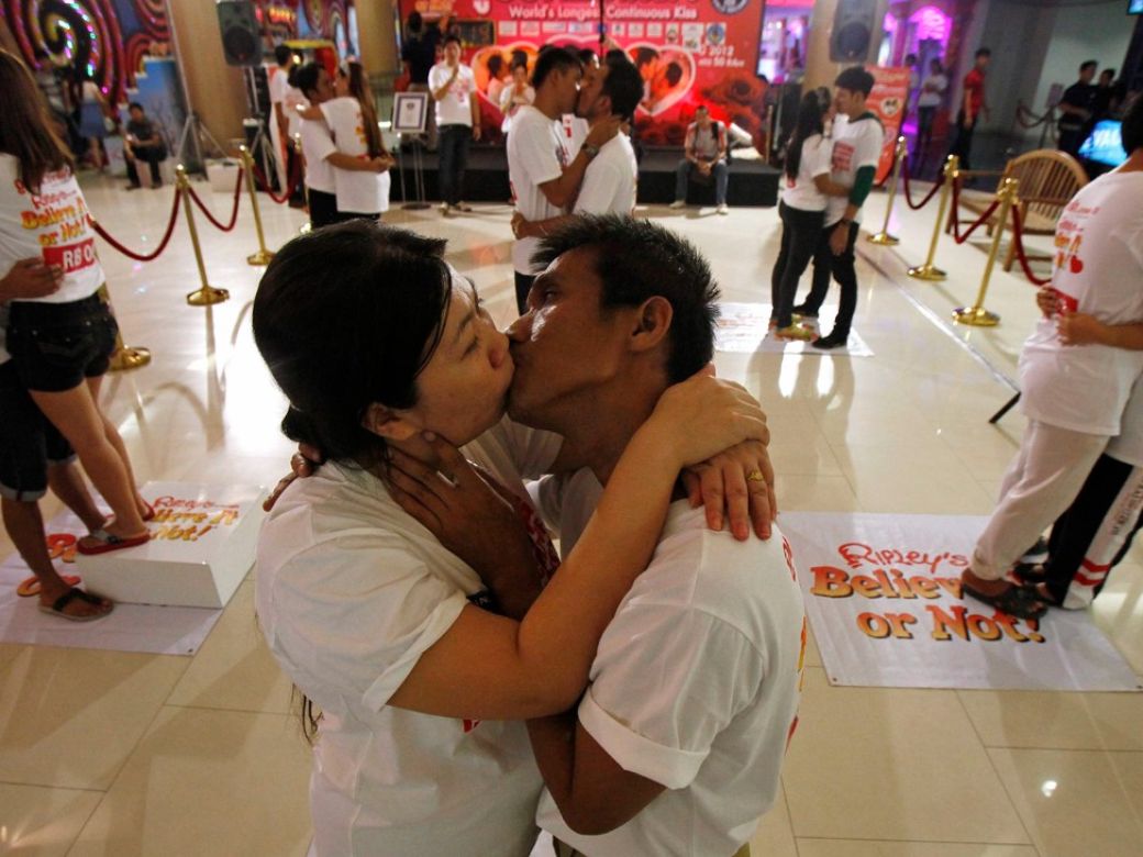 Día internacional del beso: se besaron por más de 58 horas y batieron el  récord | Perfil