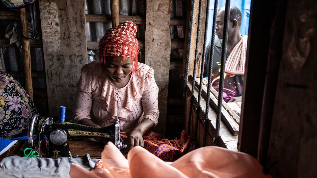 Un sastre confecciona un vestido en Freetown, Sierra Leona | Foto:JOHN WESSELS / AFP
